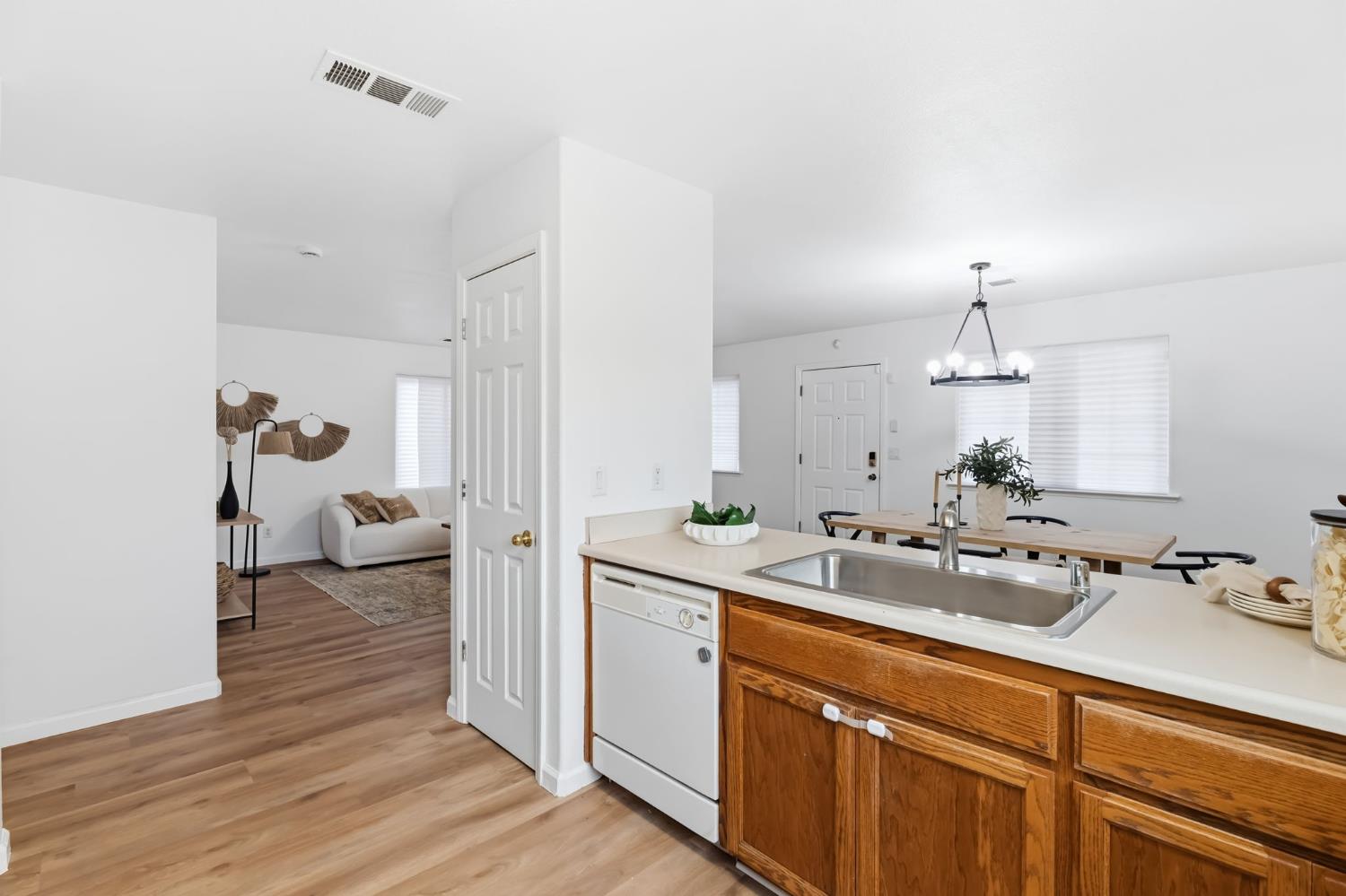 1588 Michoacan Ct, Madera, CA 93638