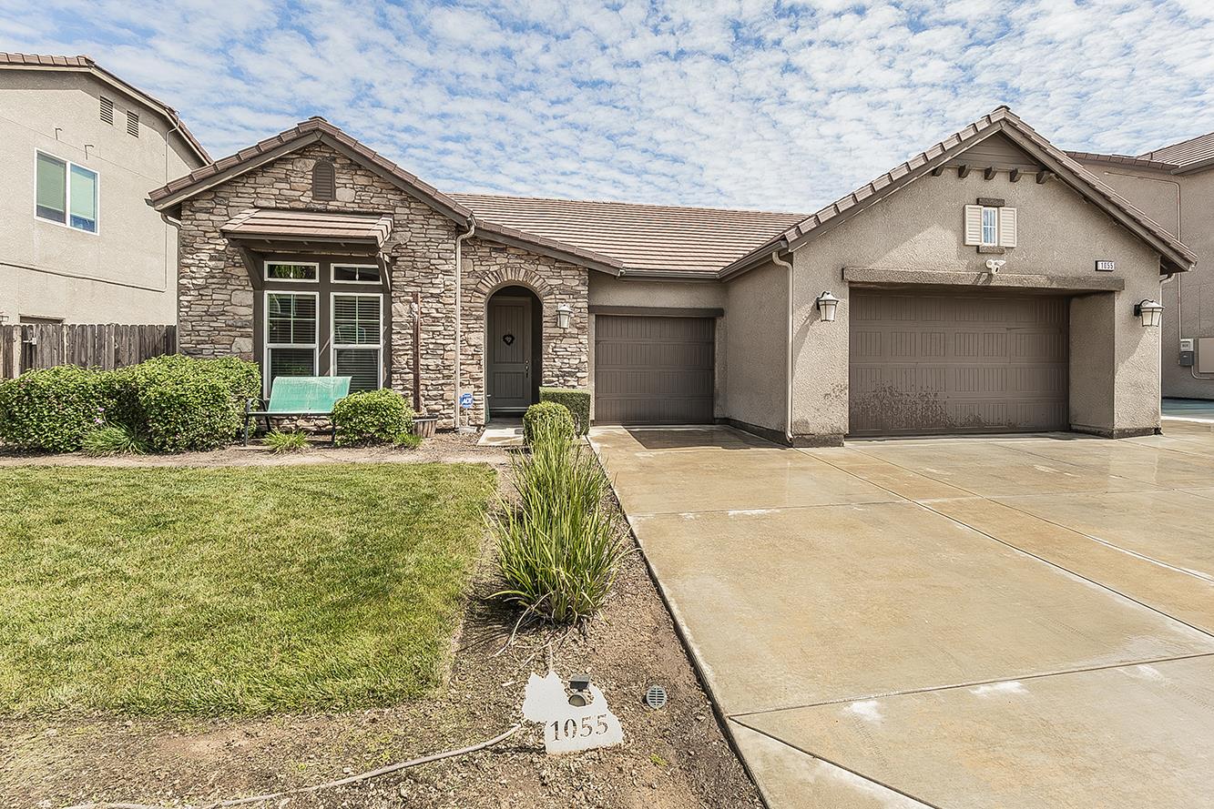 1055 Agua Dulce Ave, Clovis, CA 93619