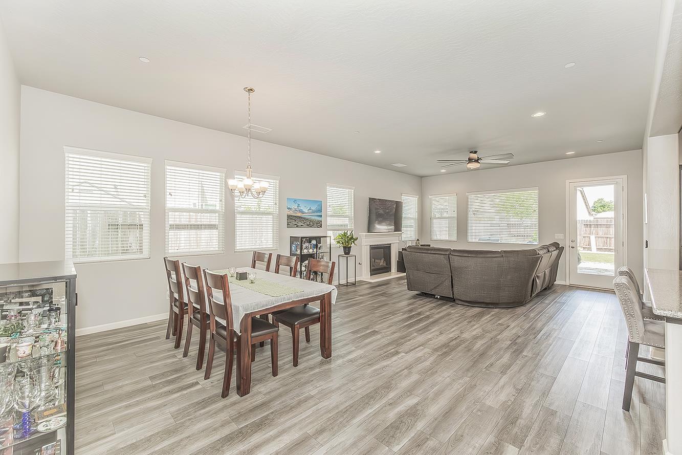 1055 Agua Dulce Ave, Clovis, CA 93619