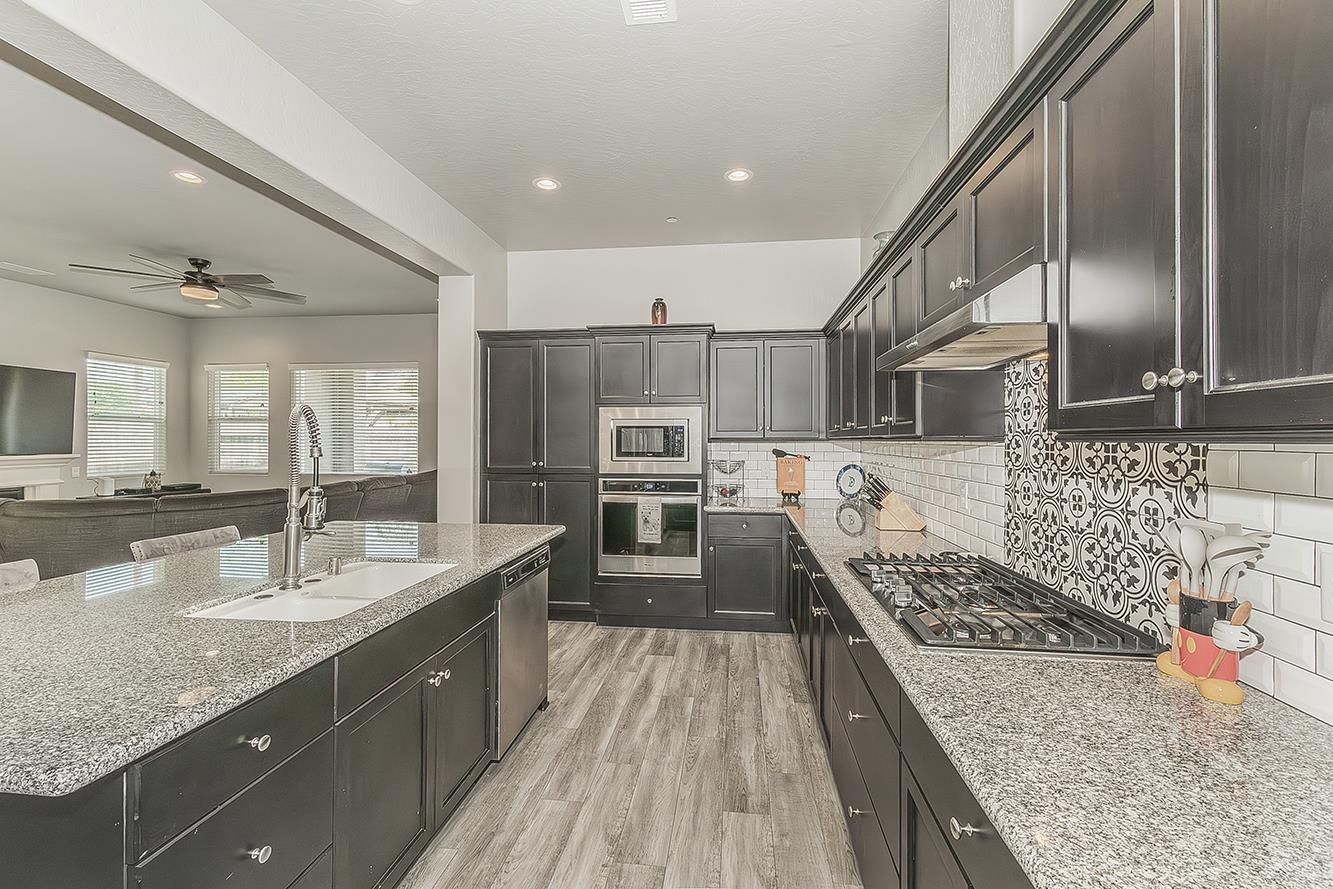 1055 Agua Dulce Ave, Clovis, CA 93619