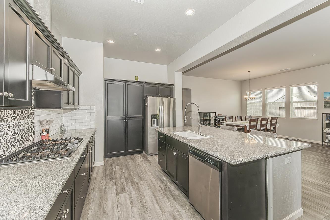 1055 Agua Dulce Ave, Clovis, CA 93619