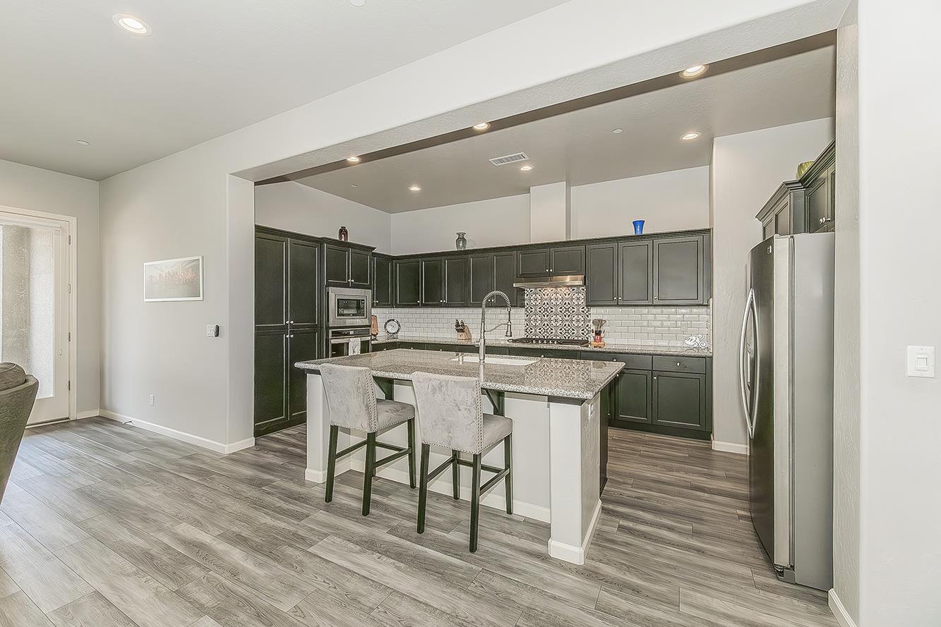 1055 Agua Dulce Ave, Clovis, CA 93619