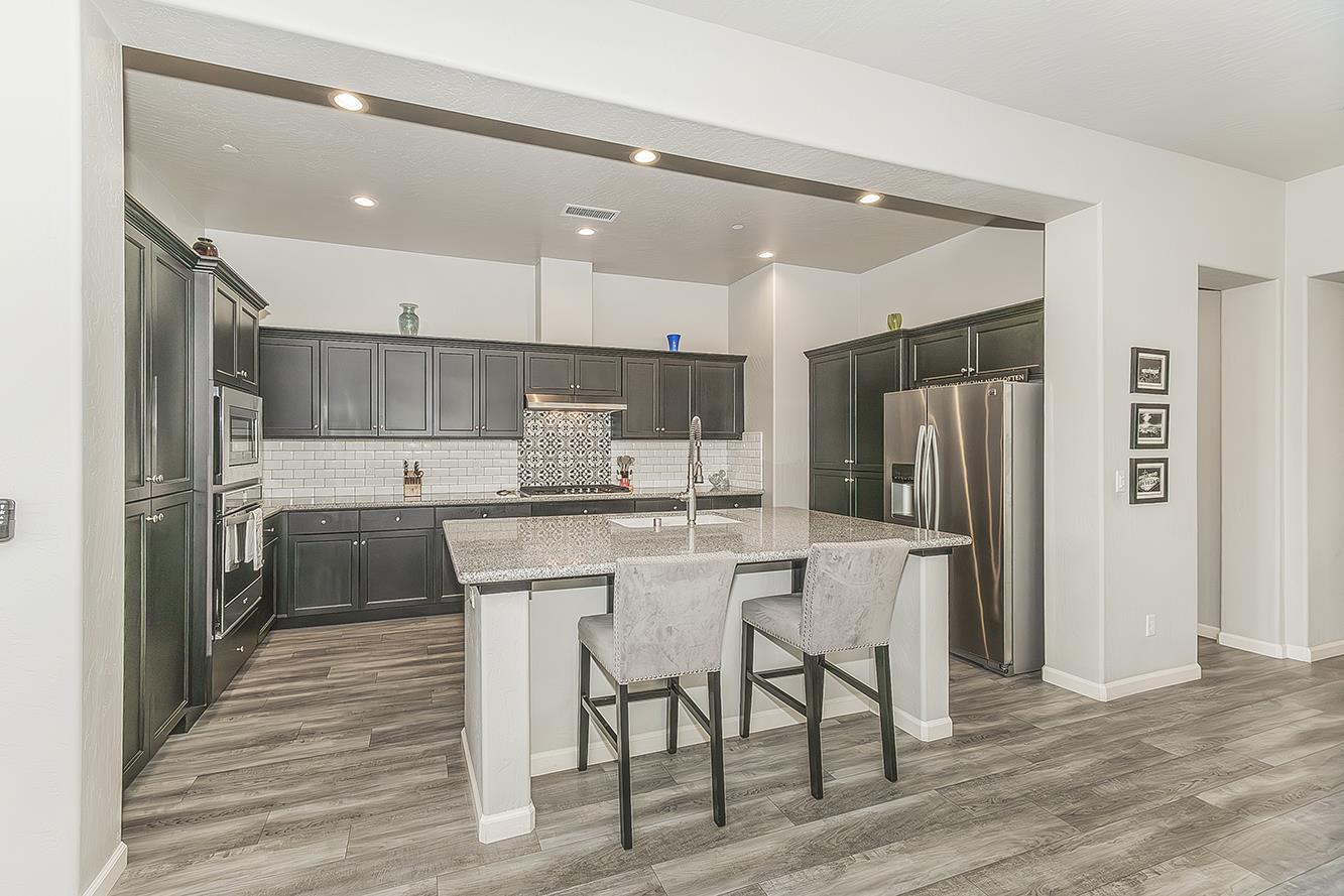 1055 Agua Dulce Ave, Clovis, CA 93619