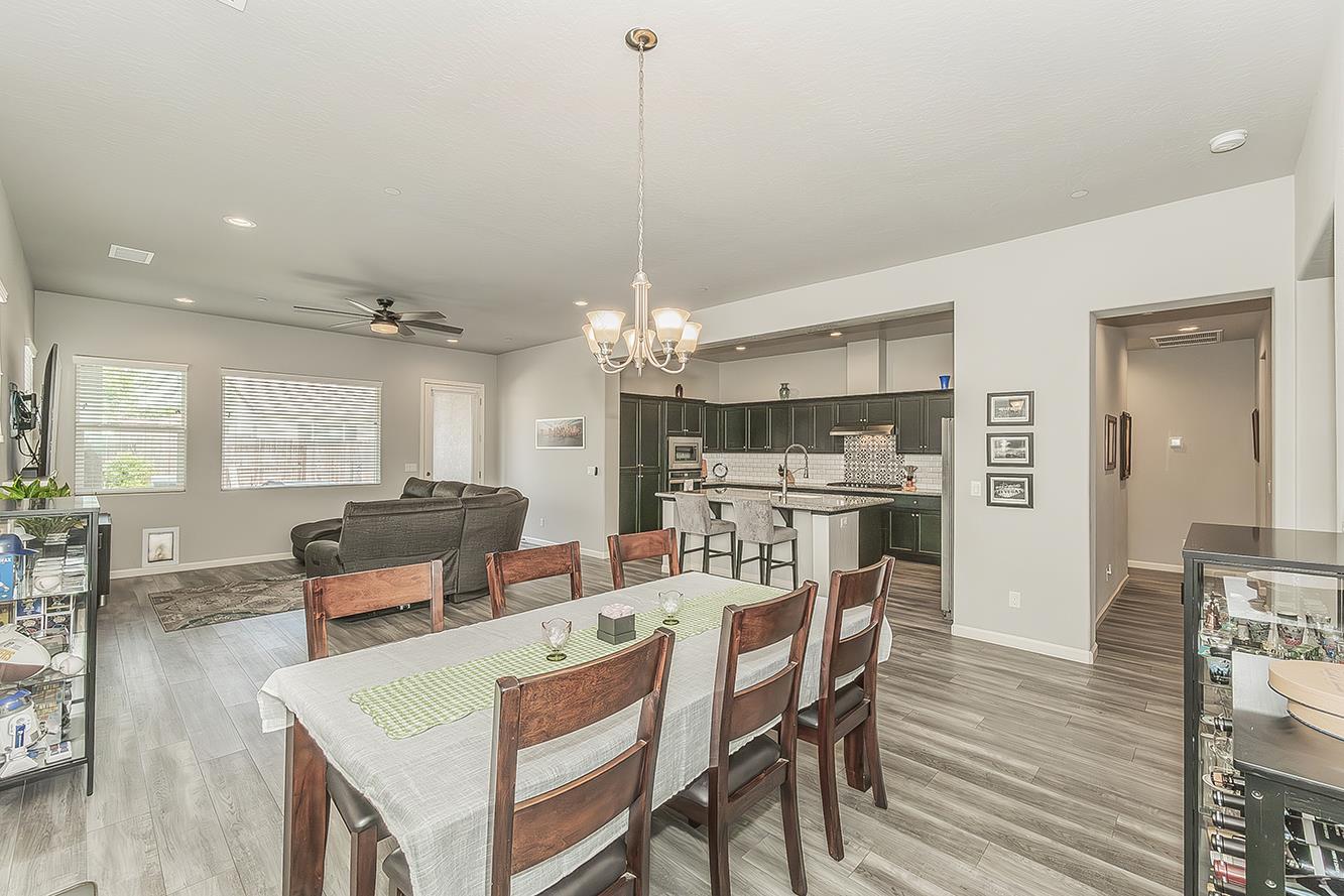 1055 Agua Dulce Ave, Clovis, CA 93619