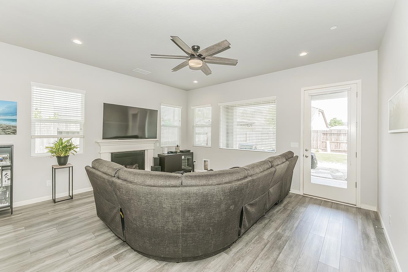 1055 Agua Dulce Ave, Clovis, CA 93619