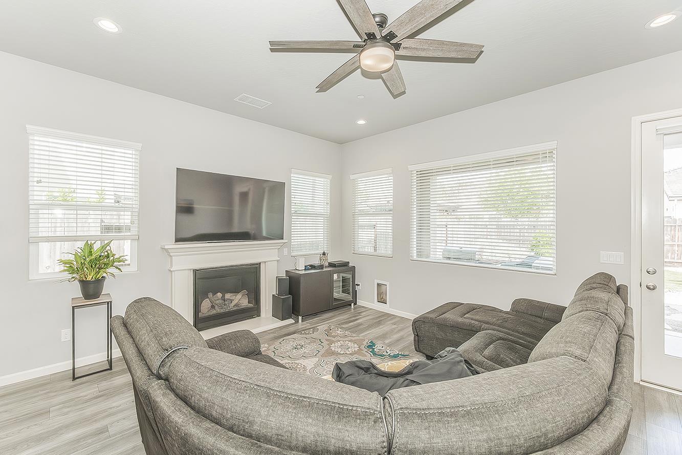 1055 Agua Dulce Ave, Clovis, CA 93619