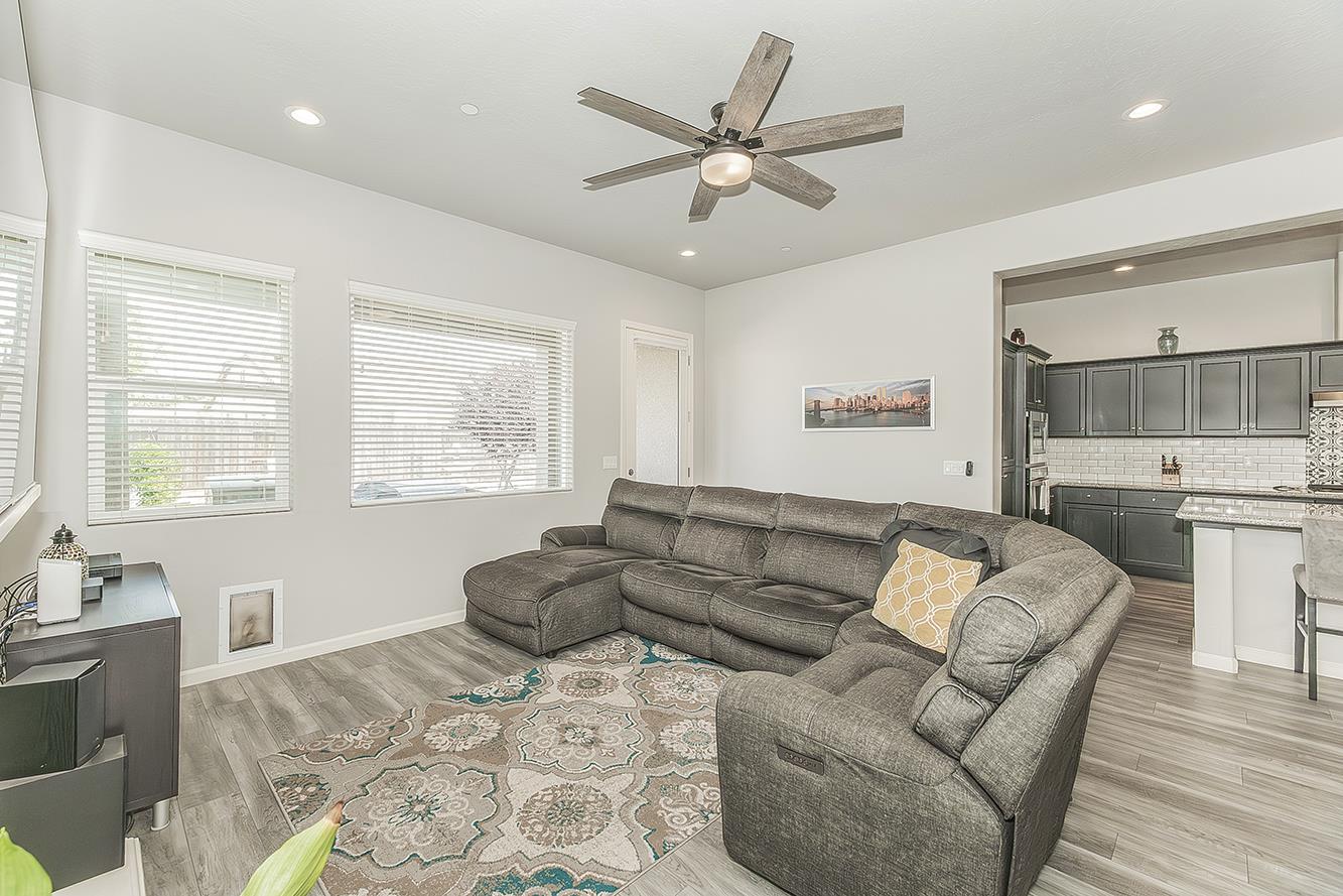 1055 Agua Dulce Ave, Clovis, CA 93619