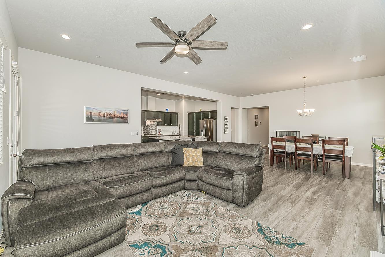 1055 Agua Dulce Ave, Clovis, CA 93619