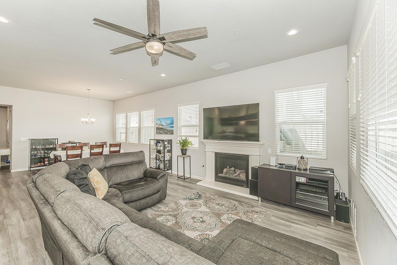 1055 Agua Dulce Ave, Clovis, CA 93619