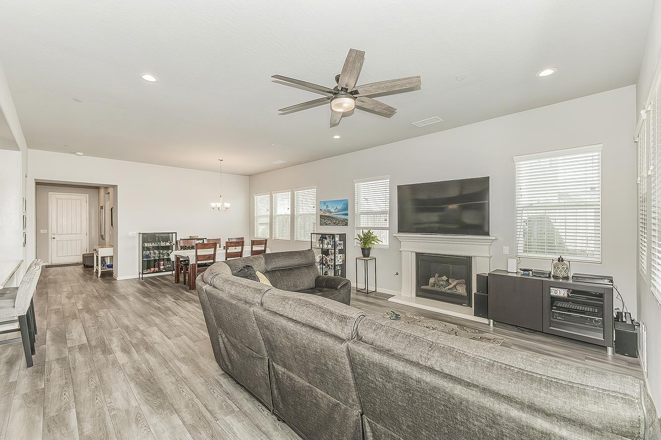 1055 Agua Dulce Ave, Clovis, CA 93619