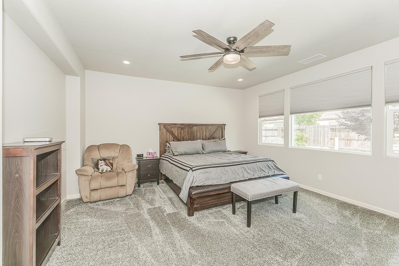 1055 Agua Dulce Ave, Clovis, CA 93619