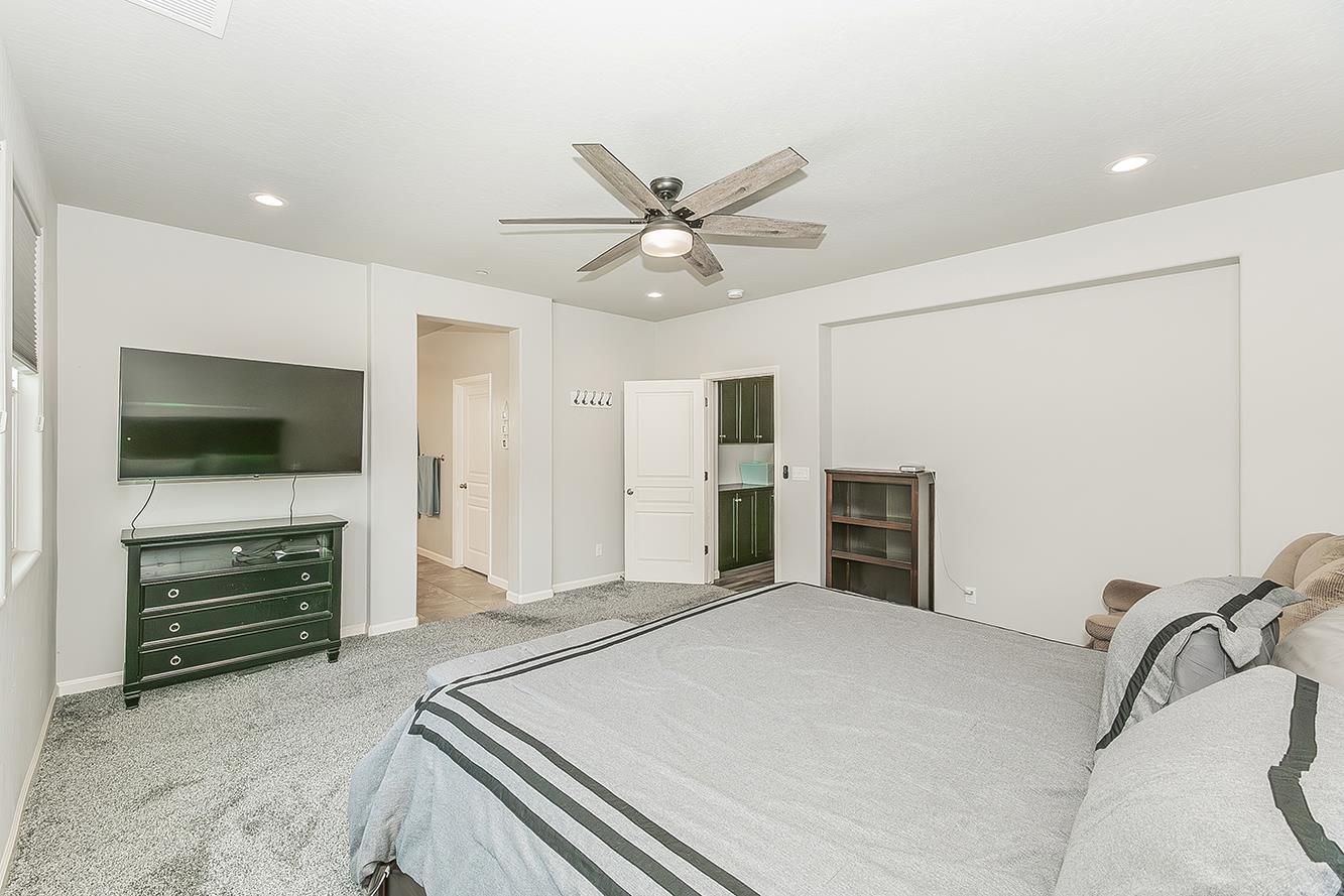 1055 Agua Dulce Ave, Clovis, CA 93619