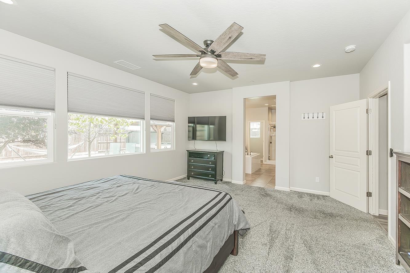 1055 Agua Dulce Ave, Clovis, CA 93619