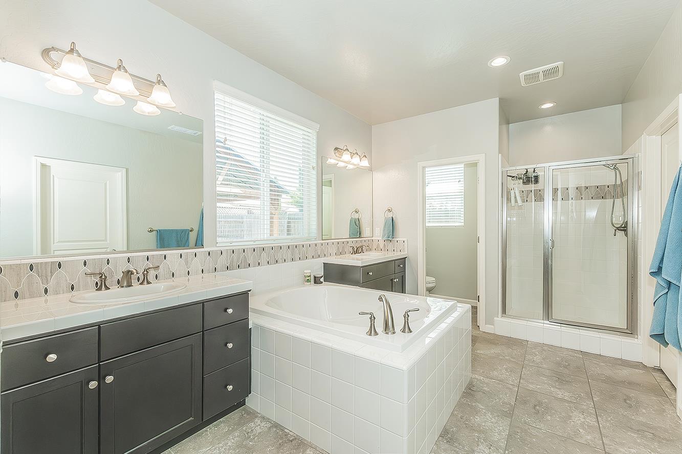 1055 Agua Dulce Ave, Clovis, CA 93619