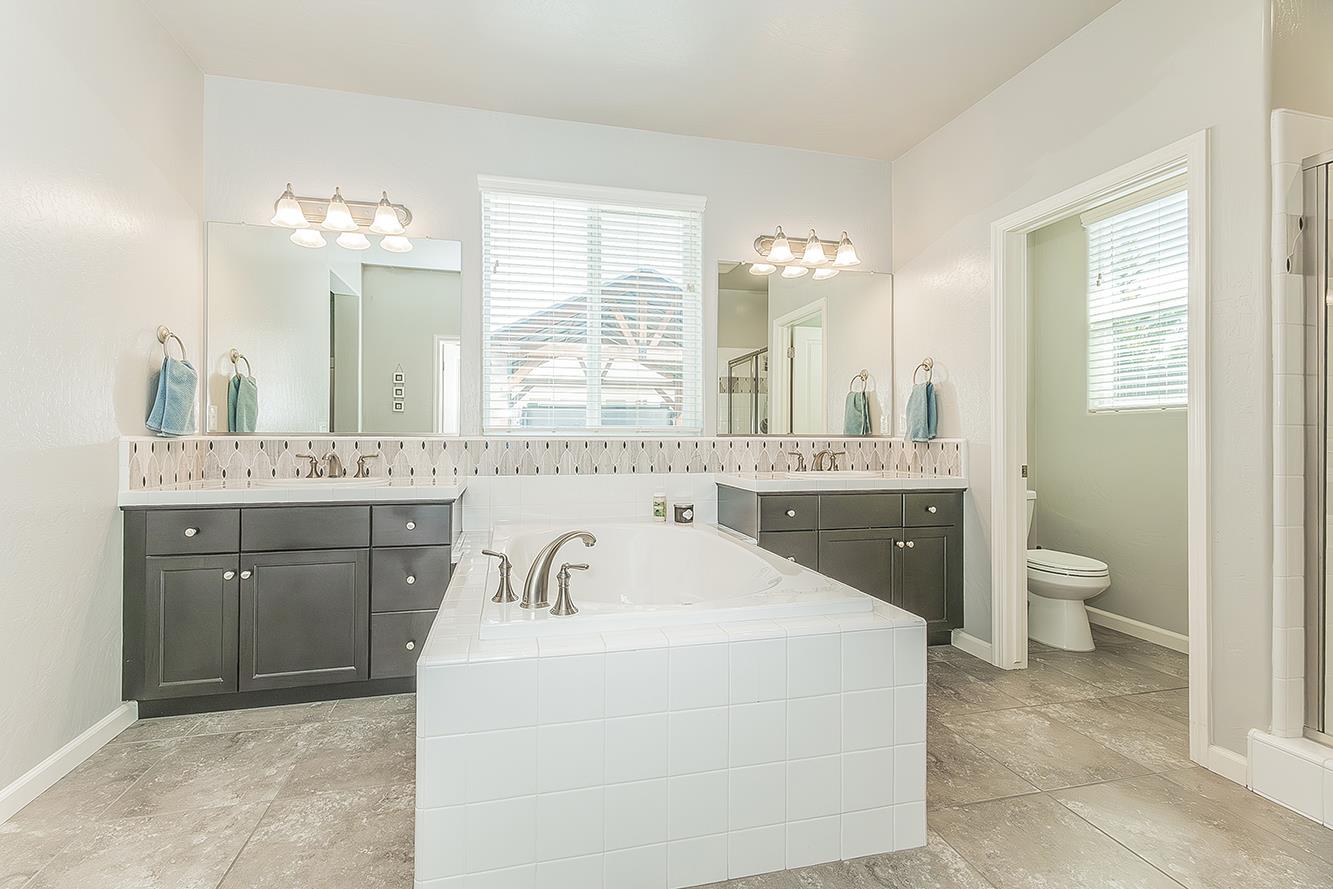 1055 Agua Dulce Ave, Clovis, CA 93619