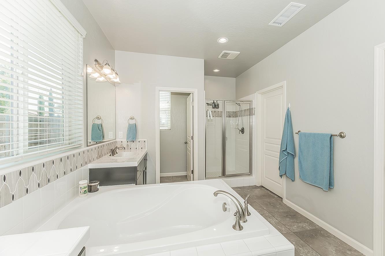 1055 Agua Dulce Ave, Clovis, CA 93619