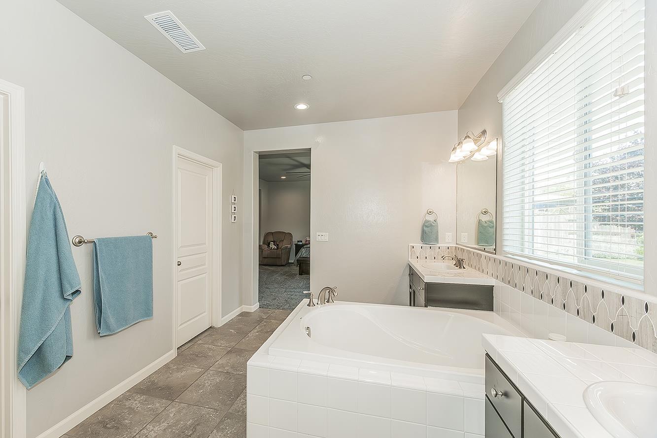 1055 Agua Dulce Ave, Clovis, CA 93619