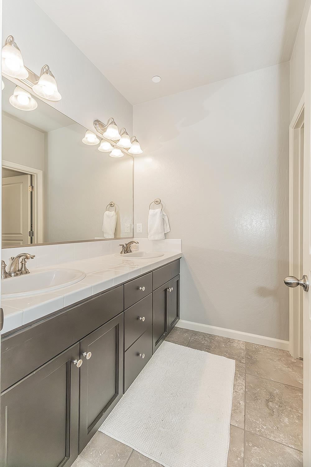 1055 Agua Dulce Ave, Clovis, CA 93619