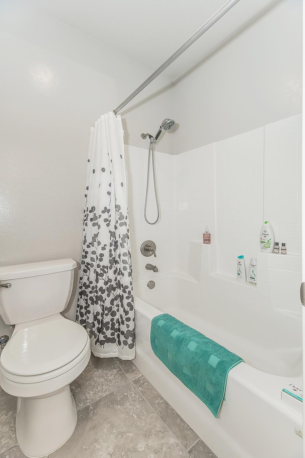 1055 Agua Dulce Ave, Clovis, CA 93619