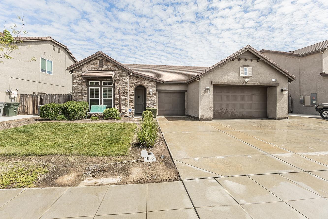 1055 Agua Dulce Ave, Clovis, CA 93619