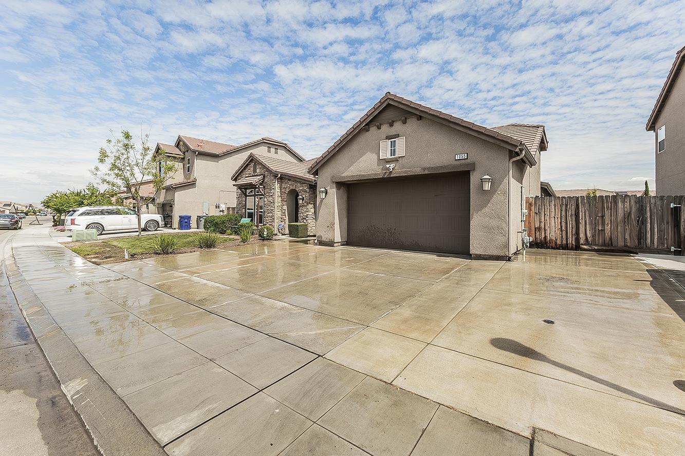1055 Agua Dulce Ave, Clovis, CA 93619