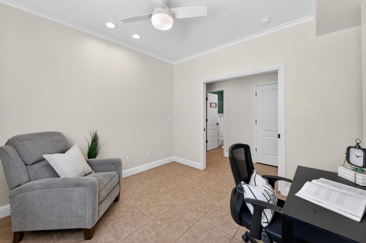 1736 N Holly Ave, Clovis, CA 93619