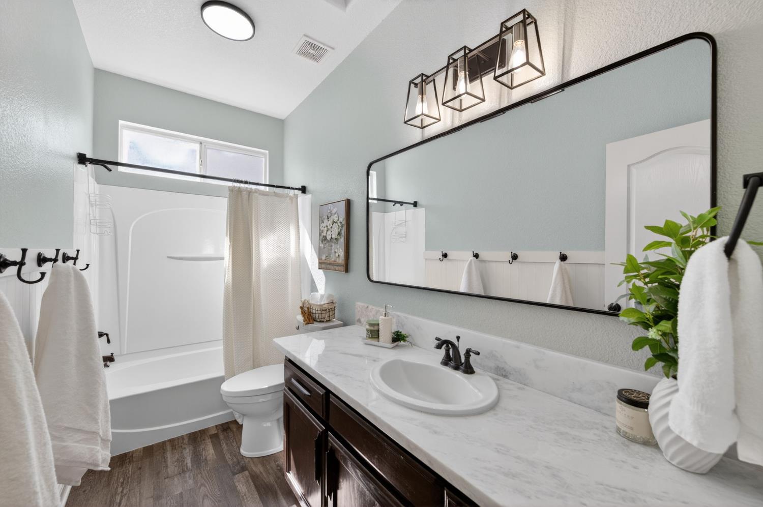 1736 N Holly Ave, Clovis, CA 93619