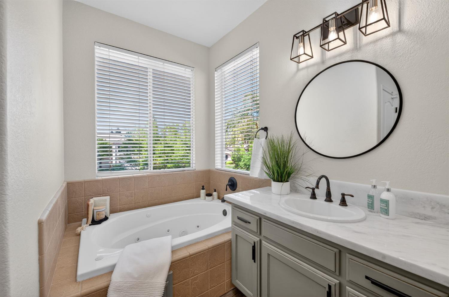 1736 N Holly Ave, Clovis, CA 93619