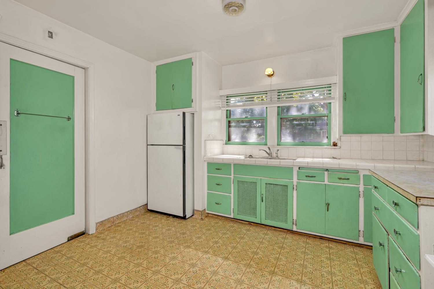 500 N G St, Madera, CA 93637