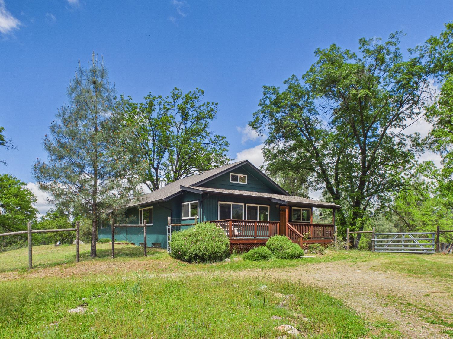 37777 China Creek Rd, Oakhurst, CA 93644