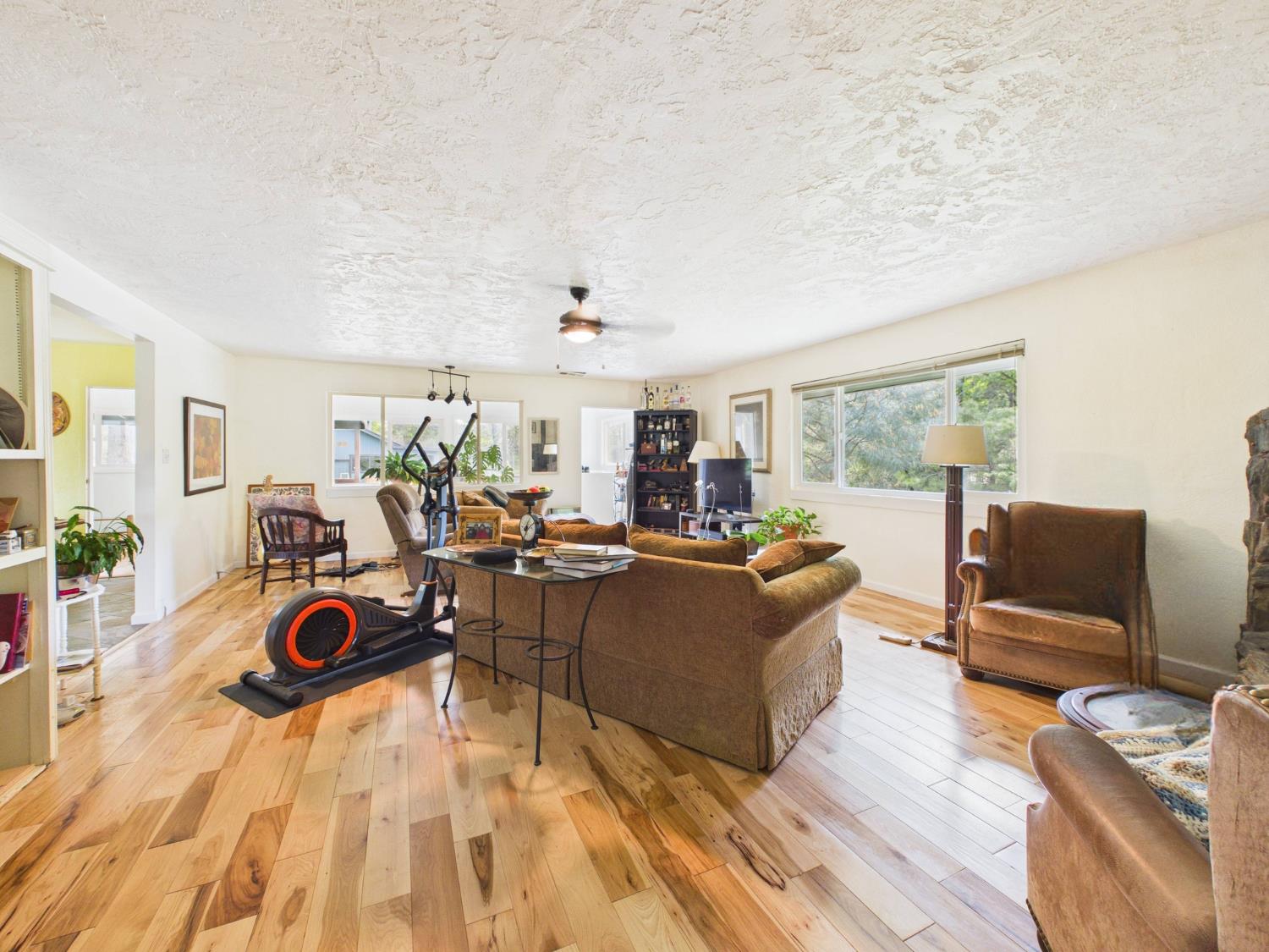 37777 China Creek Rd, Oakhurst, CA 93644