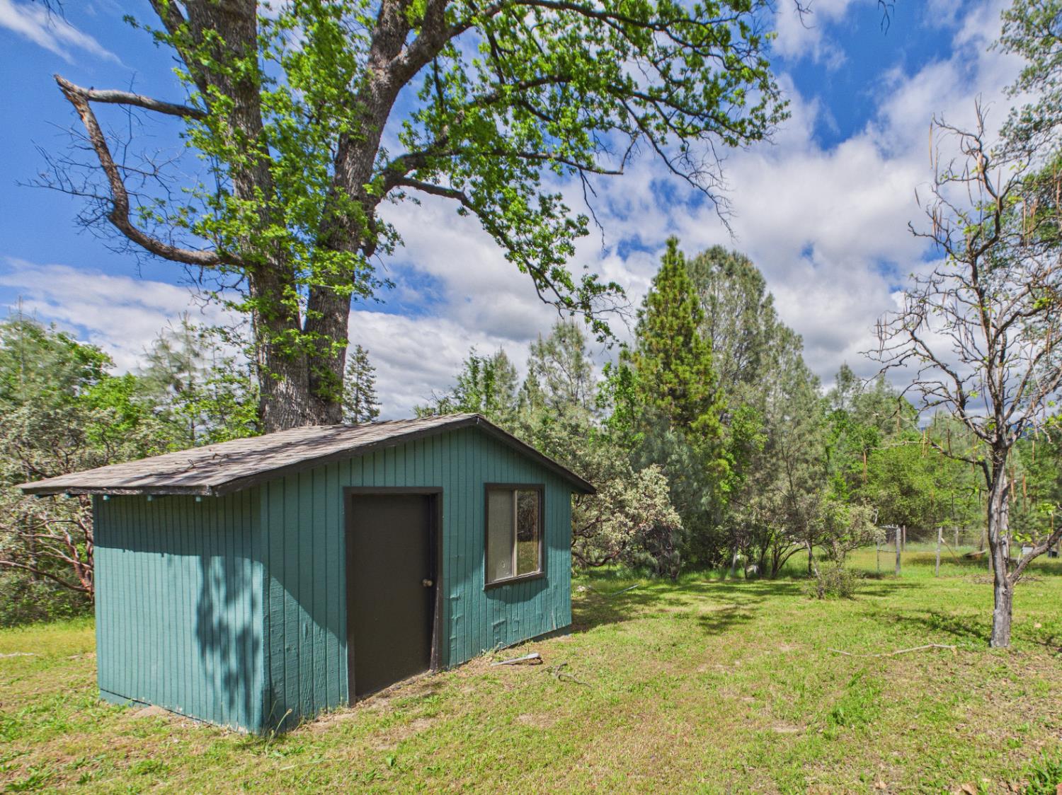 37777 China Creek Rd, Oakhurst, CA 93644