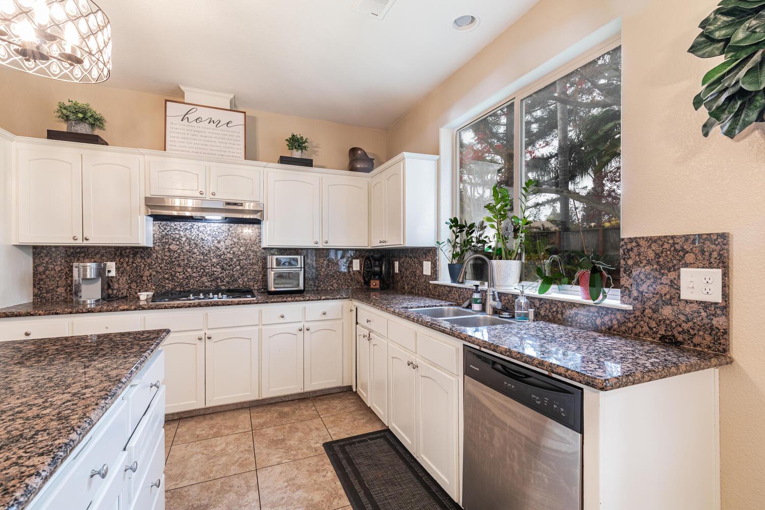 2170 W Beechwood Ave, Fresno, CA 93711