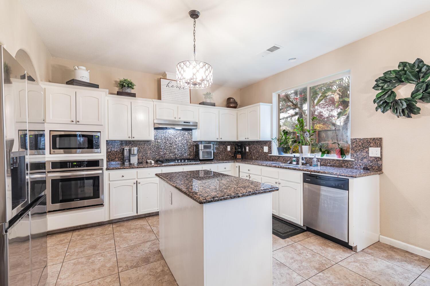 2170 W Beechwood Ave, Fresno, CA 93711