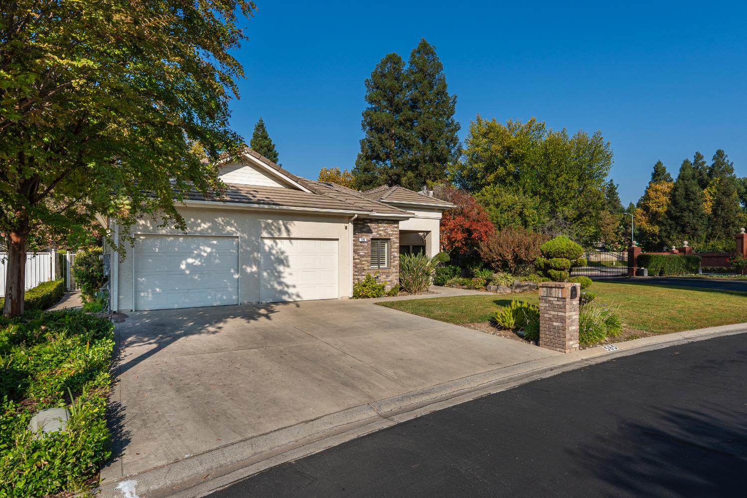 585 E Chesapeake Cir, Fresno, CA 93730