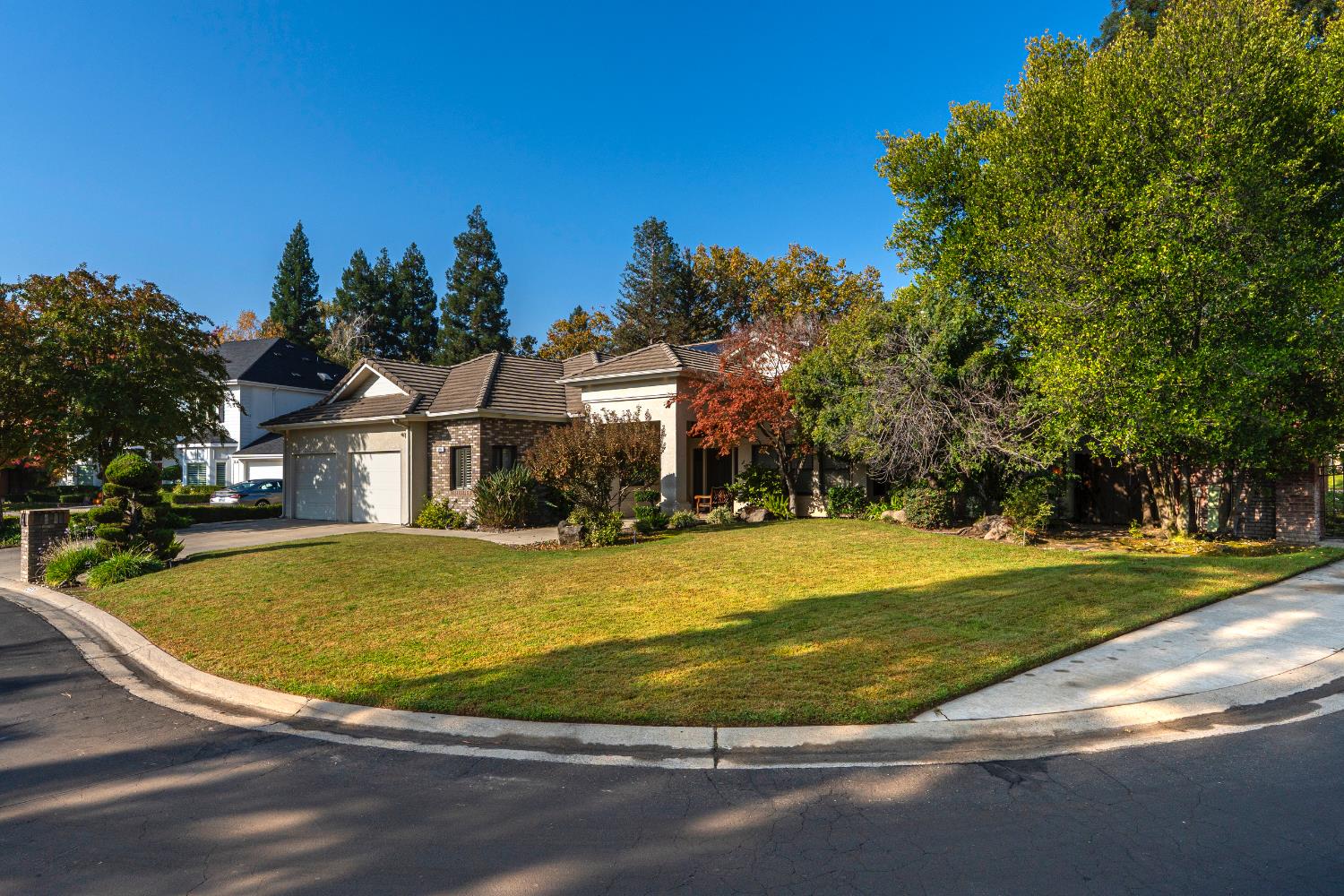 585 E Chesapeake Cir, Fresno, CA 93730