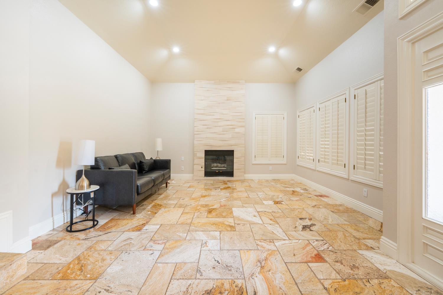 585 E Chesapeake Cir, Fresno, CA 93730