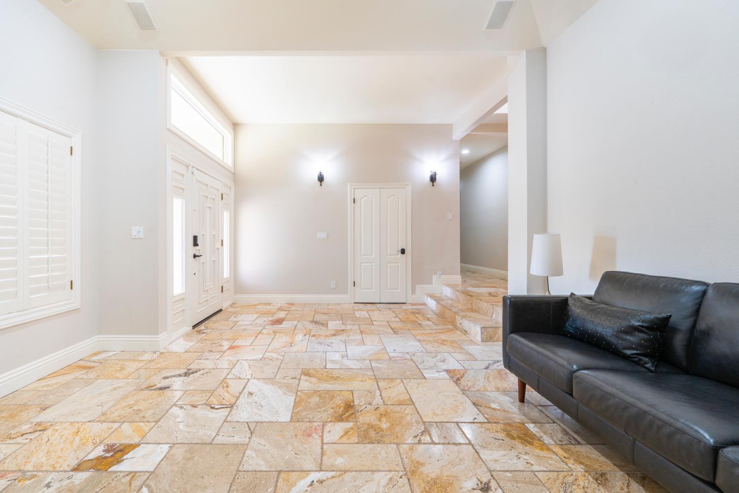 585 E Chesapeake Cir, Fresno, CA 93730