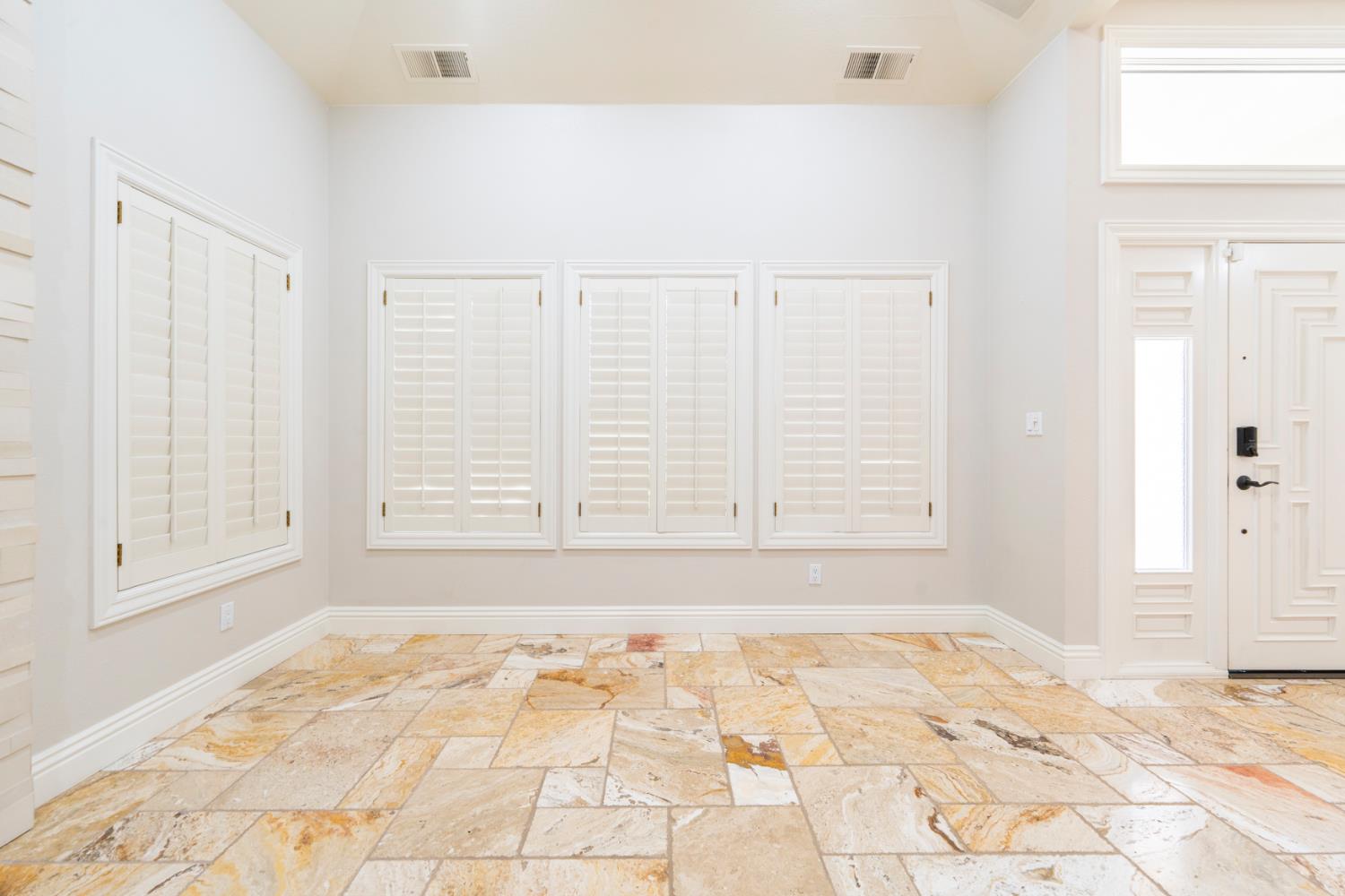 585 E Chesapeake Cir, Fresno, CA 93730