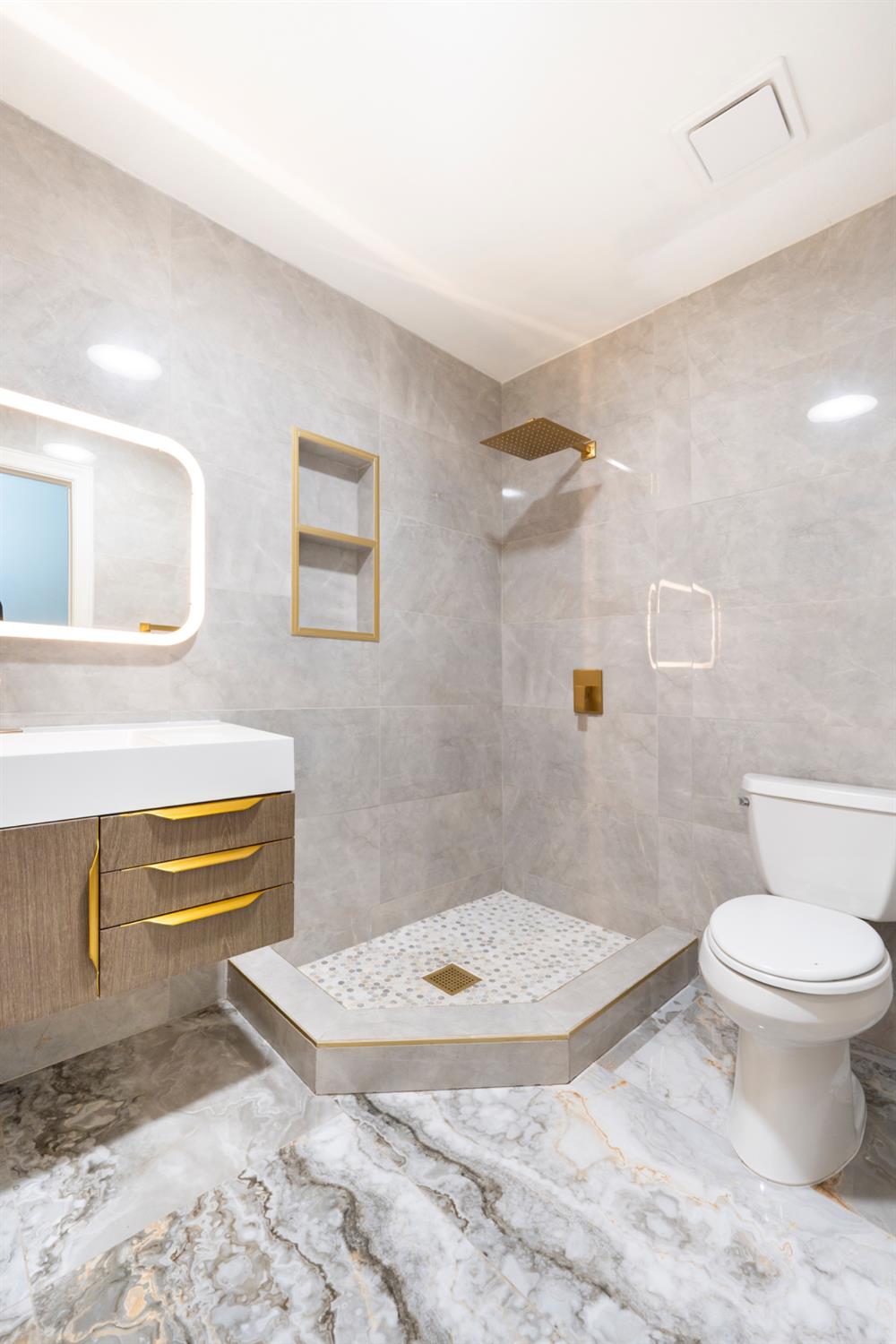 585 E Chesapeake Cir, Fresno, CA 93730