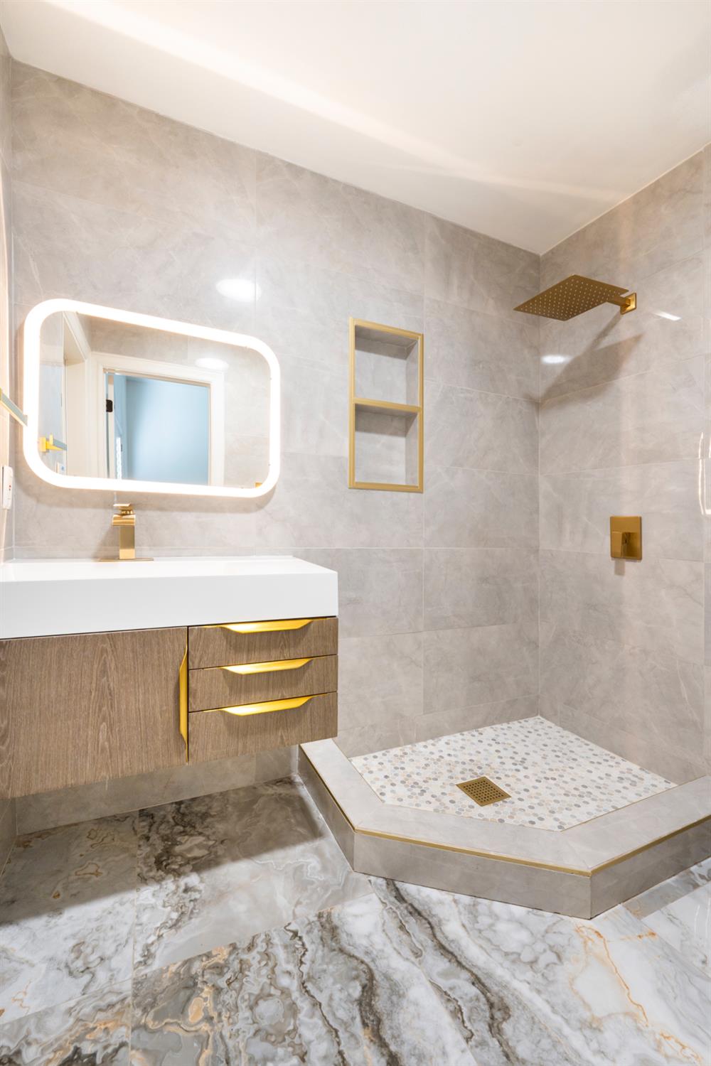 585 E Chesapeake Cir, Fresno, CA 93730