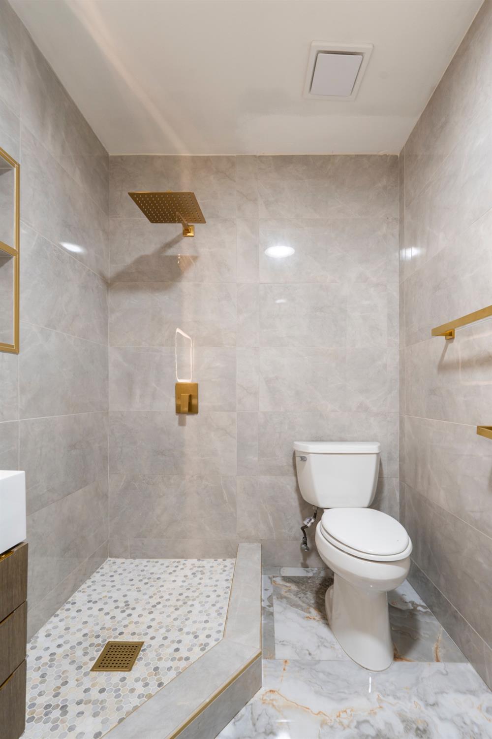 585 E Chesapeake Cir, Fresno, CA 93730