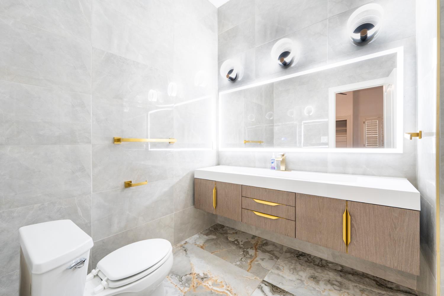 585 E Chesapeake Cir, Fresno, CA 93730