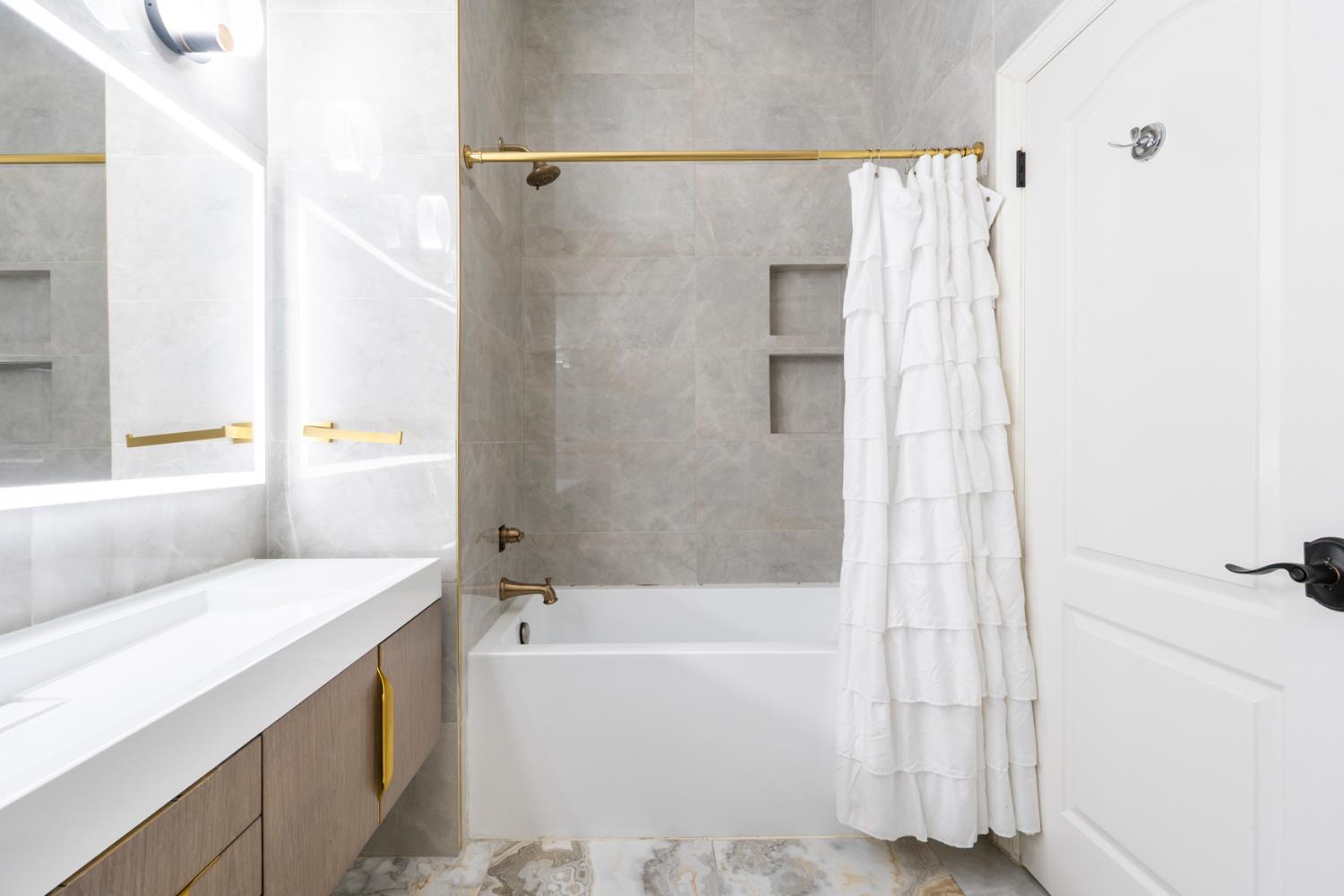 585 E Chesapeake Cir, Fresno, CA 93730