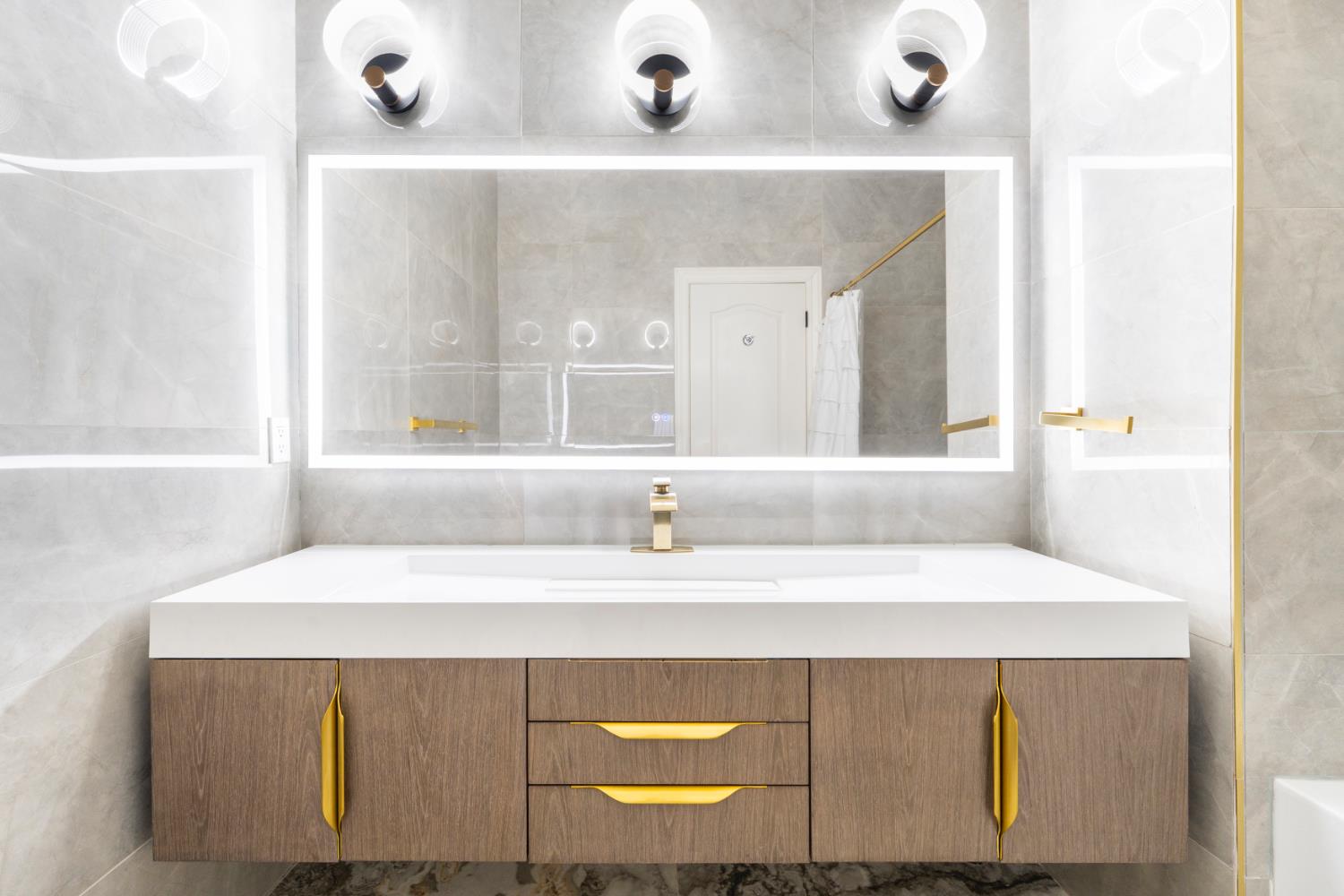 585 E Chesapeake Cir, Fresno, CA 93730