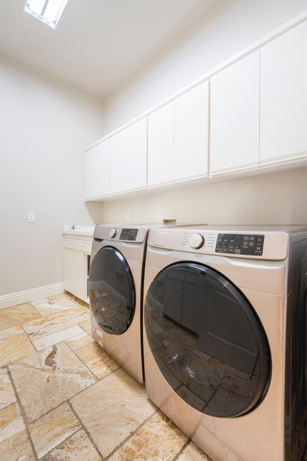 585 E Chesapeake Cir, Fresno, CA 93730