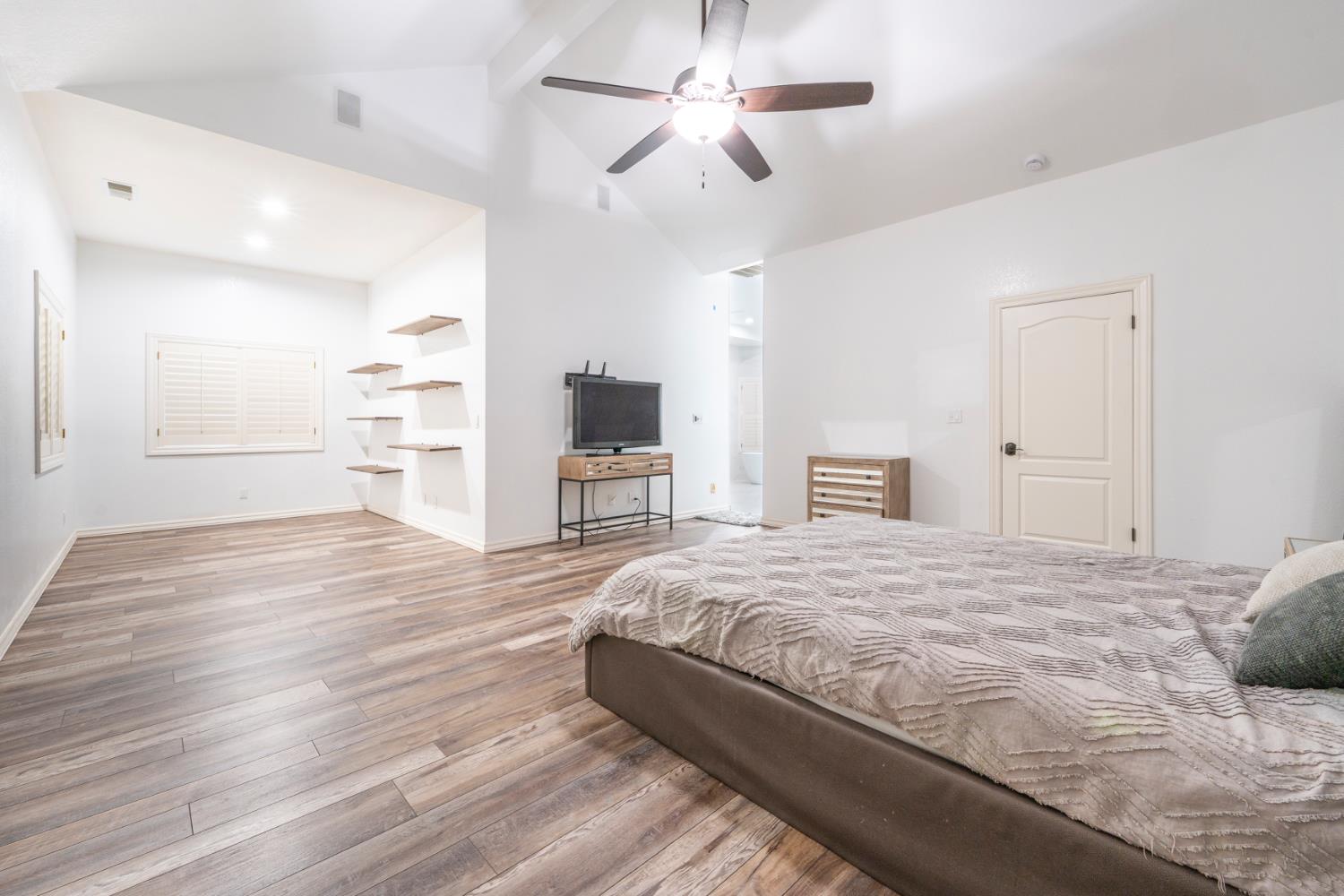 585 E Chesapeake Cir, Fresno, CA 93730