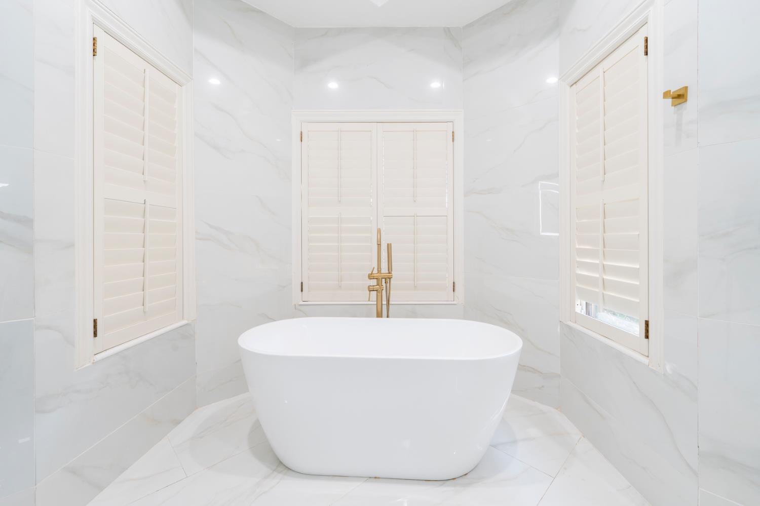 585 E Chesapeake Cir, Fresno, CA 93730