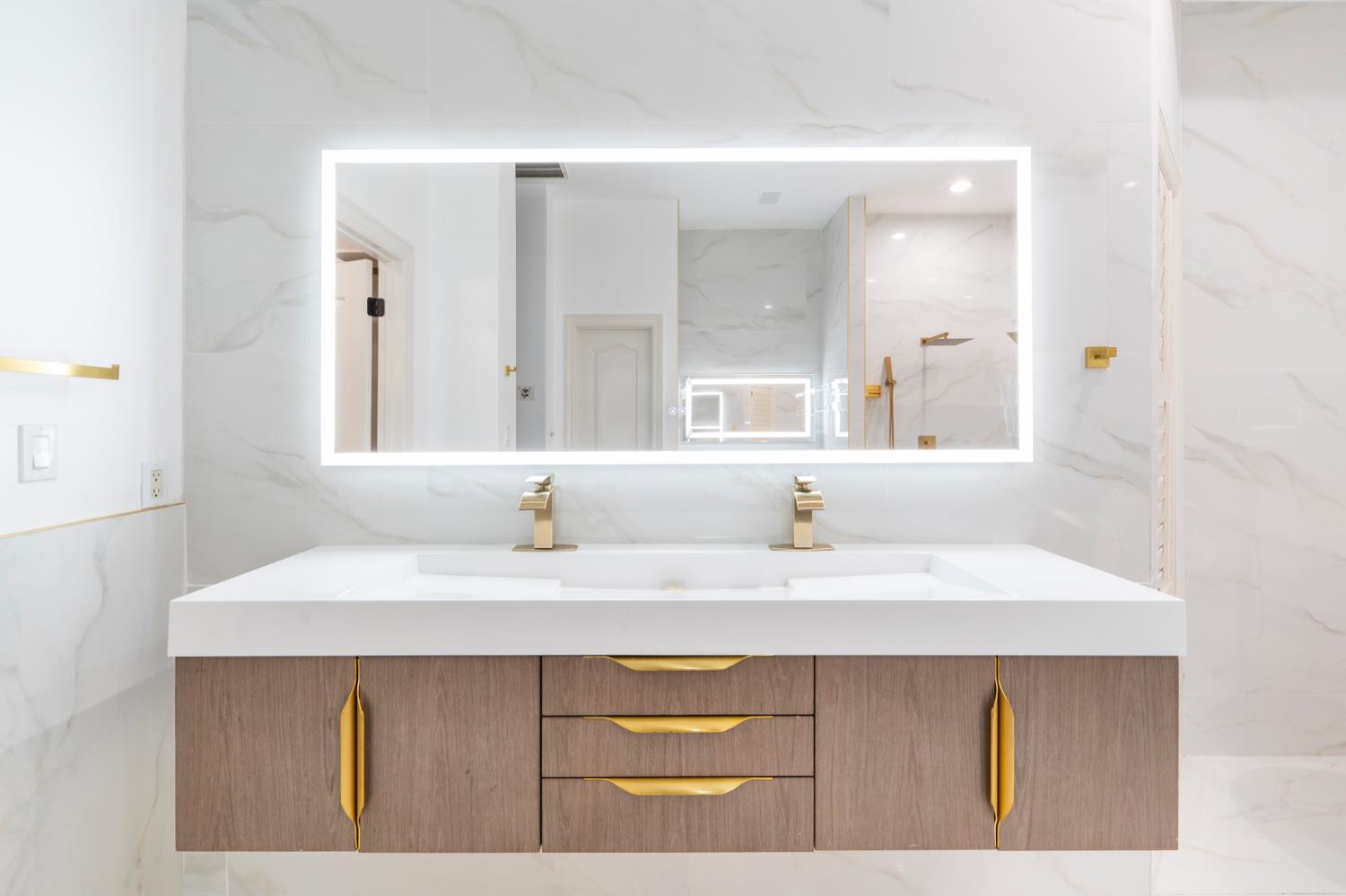 585 E Chesapeake Cir, Fresno, CA 93730