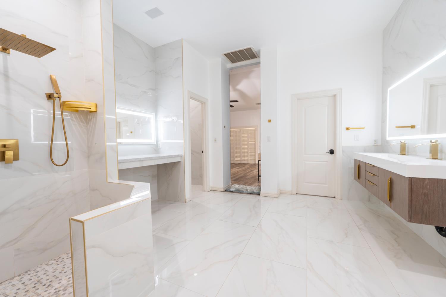 585 E Chesapeake Cir, Fresno, CA 93730